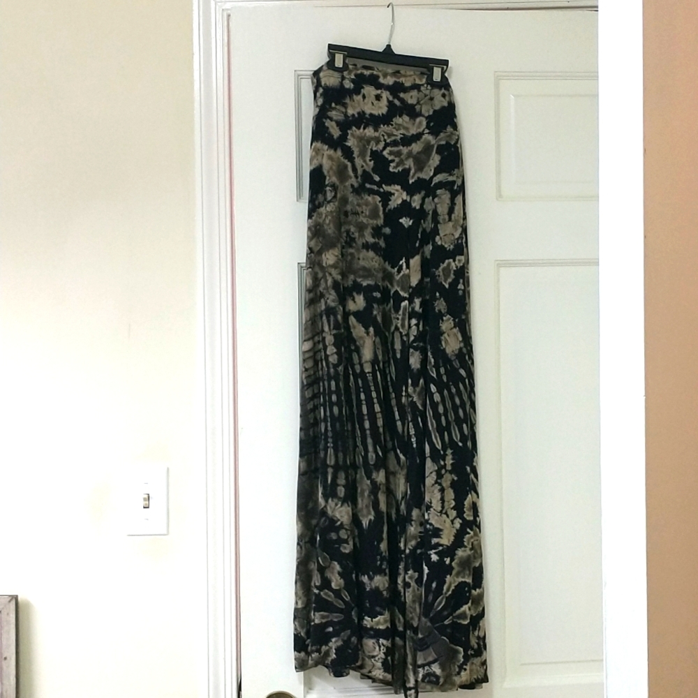 Super soft and stretchy pants with wide bottoms black and taupe print sz M